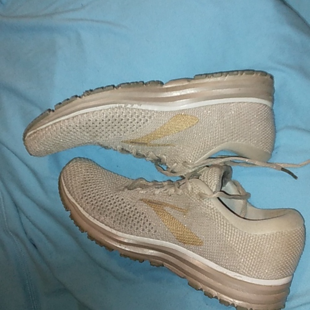 Brooks revel 2 athletic shoes
